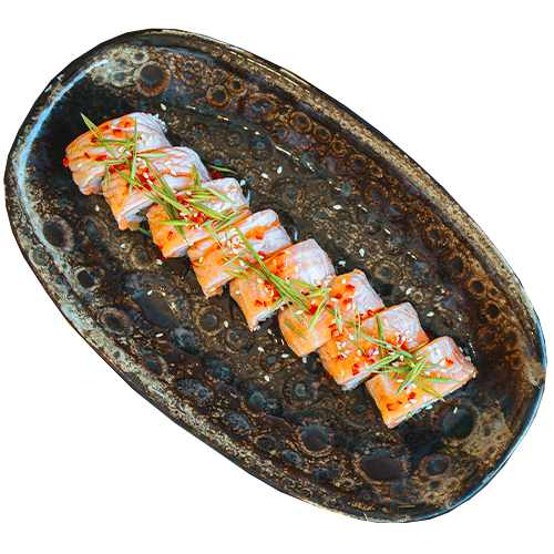 Uramaki z krewetkami w tempurze, opalanym łososiem i yuzu kosho