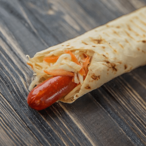 Hot dog w lawaszu z kiełbasą grillową