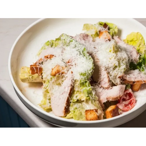 SAŁATKA CEZAR z indykiem
