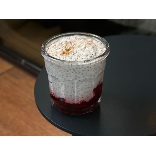 Jogurt z chia i owocami