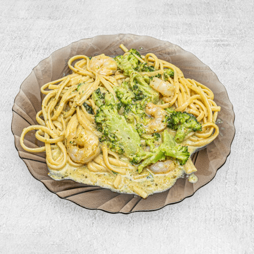 Makaron z krewetkami, brokułami i śmietanką