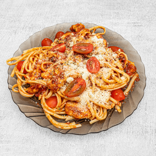 Makaron z kurczakiem, pomidorkami i pomidorowy sos