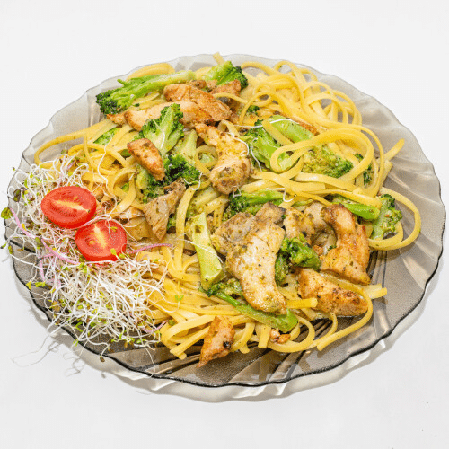 Makaron z kurczakiem, brokułami i śmietanką