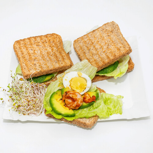 Tosty z krewetkami, sosem z awokado i jajkiem gotowanym 3 szt.