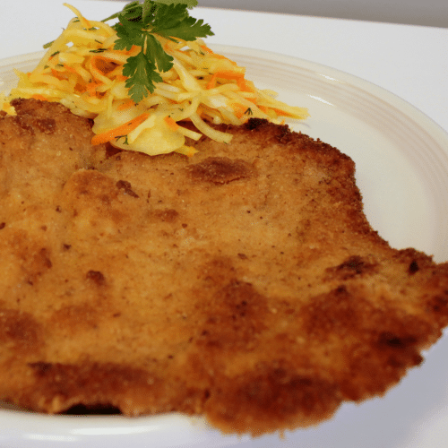 Duży kotlet schabowy 140g z surówką 200 g