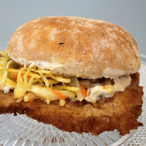 Kotlet schabowy (140g) wieprzowy w bułce
