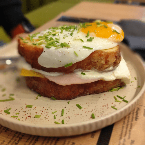 Croque madame klasyczny z szynką, jajkiem i cheddarem