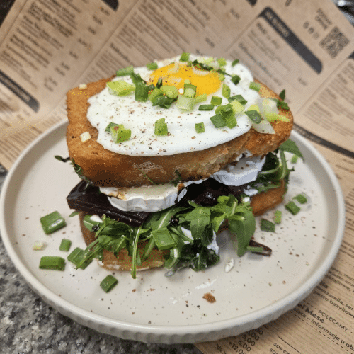 Croque madame z burakiem i serem kozim