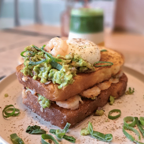 Croque madame z krewetkami i  guacamole