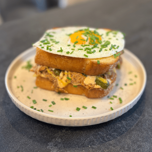 Croque madame z szarpaną wieprzowiną (firmowa)