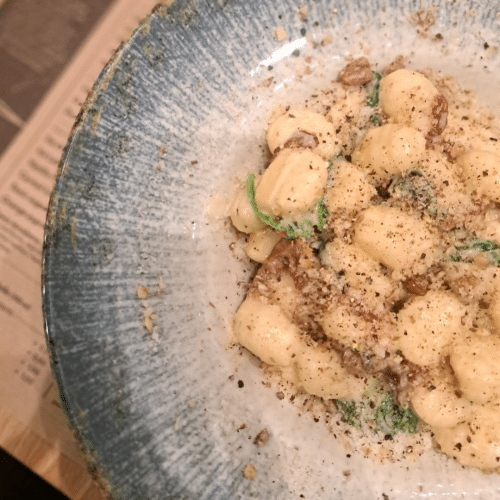 Gnocchi, sos śmietankowy, gorgonzola, szpinak