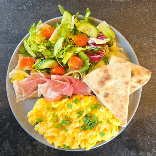 Jajecznica klasyczna z 3 jaj, pieczywo własnego wypieku, sałatka