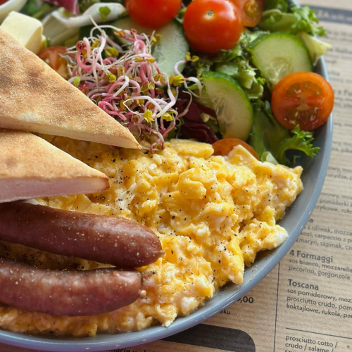 Jajecznica z 3 jaj i frankfurtkami (2 szt.), pieczywo, sałatka