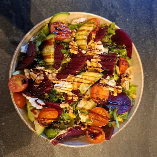 Sałatka z burakiem i serem kozim