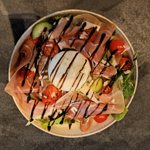 Sałatka z prosciutto crudo i burrata