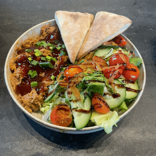 Sałatka z szarpaną wieprzowiną