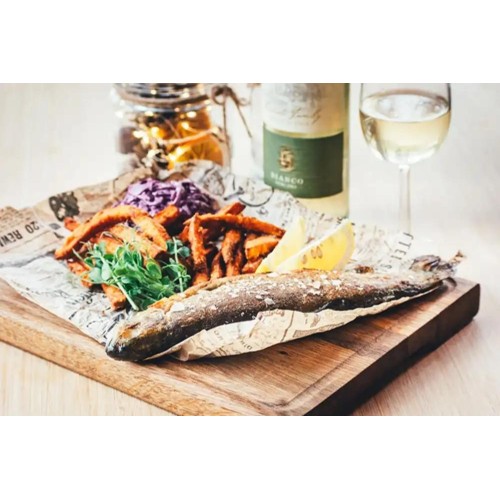 02. PSTRĄG MARYNOWANY W ZIOŁACH Z BATATAMI