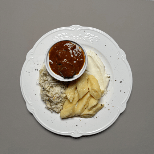 Gulasz wołowy z kopytkami