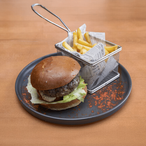 Burger wołowy z pastą z awokado