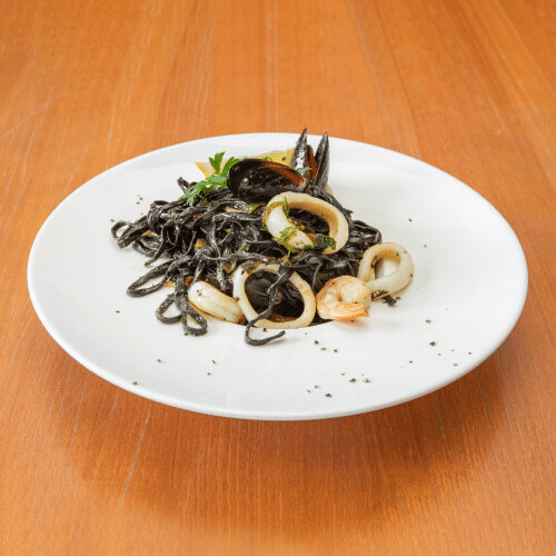 Czarne tagliatelle z owocami morza