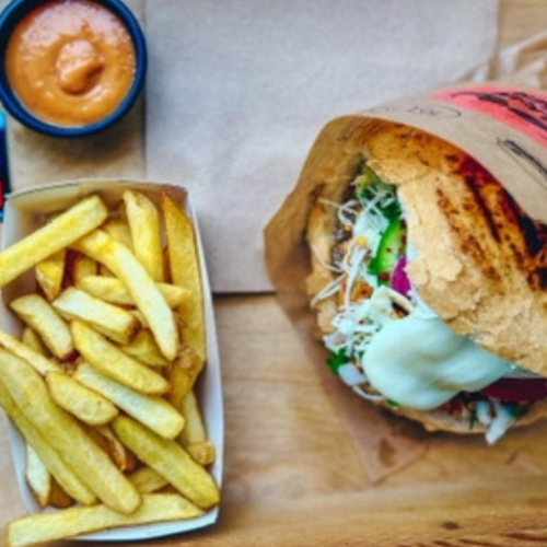 Burger Hajduk z frytkami (woda gratis)