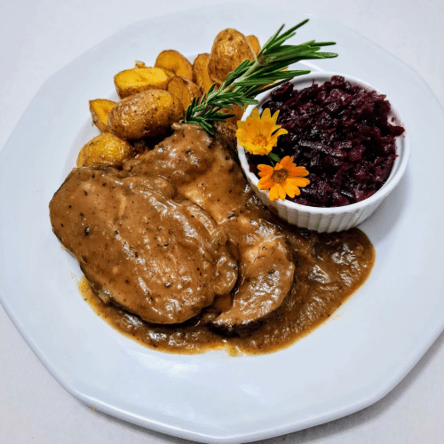 Pieczeń z karkówki w sosie własnym