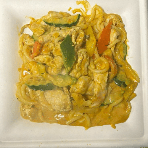 95. Makaron udon w sosie curry z kurczakiem