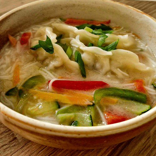 Zupa Gyoza Shiru z kurczakiem